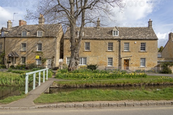 Honey-coloured houses, bridge, River Eye, Lower Slaughter, The Cotswolds, Gloucestershire, England,