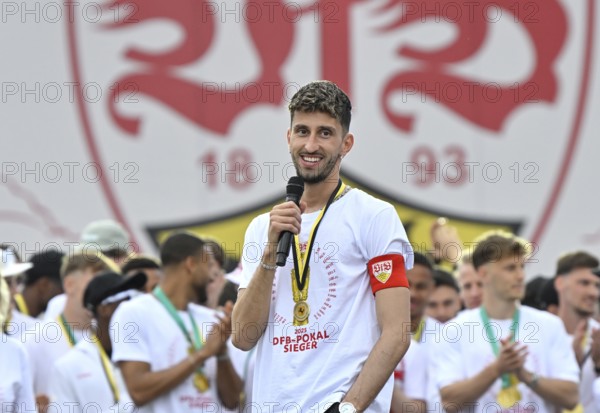 Captain Atakan Karazor VfB Stuttgart (16) with microphone, victory celebration, VfB Stuttgart team