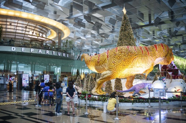 08.12.2020, Singapore, Republic of Singapore, Asia, dinosaurs, a sleigh and a Christmas tree serve