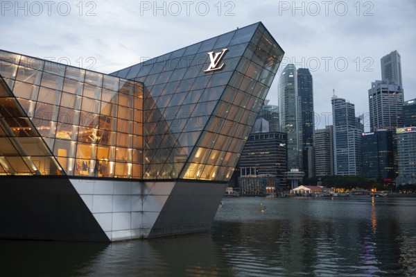 14.12.2018, Singapore, Republic of Singapore, Asia, Louis Vuitton luxury boutique in Marina Bay