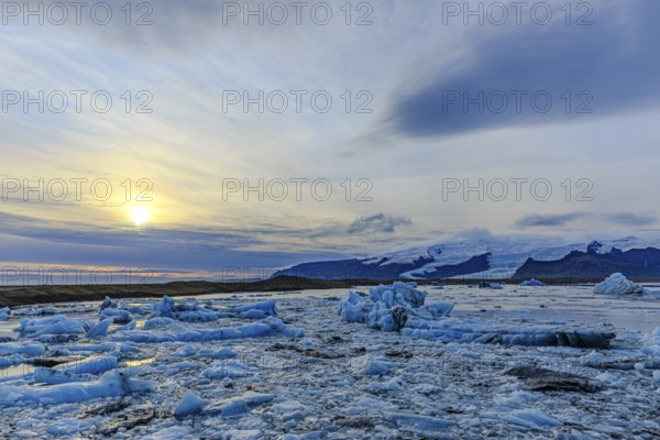 Jökulsarlon glacier lagoon, icebergs with glacier, Vatnajökull National Park, Hornafjörður, South