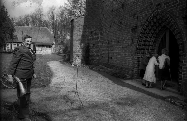 Germany, Stepnitz, 30.04.1992, Klosterkirche Marienfließ, for church service, musician, with horn,