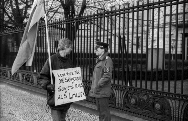 Germany, Berlin, 13 January 1991, demonstration against Russians in Lithuania, Soviets out of