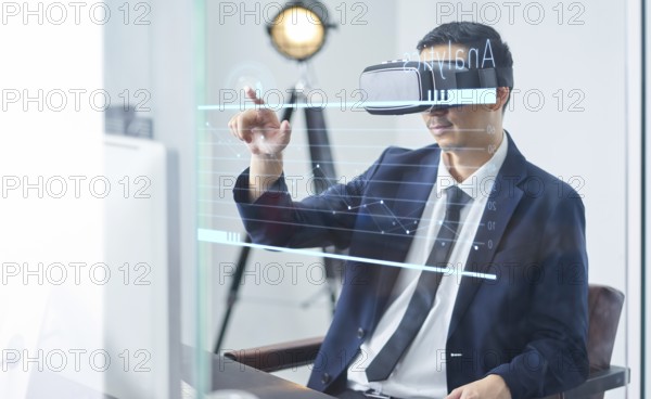 Asiatische Geschäftsmann mit virtueller Realität goggle und zeigt Geschäftswachstum Chart in einem