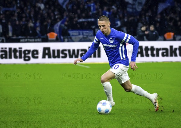 Pal Dardai (Hertha BSC #20) on the ball. (DFLDFB REGULATES PROHIBIT ANY USE OF PHOTOGRAPHS AS IMAGE