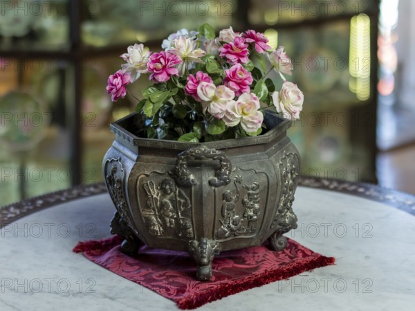 Flower arrangement, Pinang Peranakan Mansion Museum, George Town, Penang, Malaysia, Southeast Asia,
