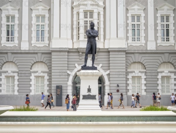 Bronze statue of Stamford Raffles by Thomas Woolner in front of the Victoria Theatre and Concert