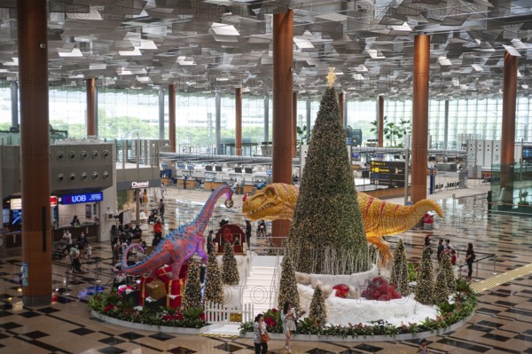 08.12.2020, Singapore, Republic of Singapore, Asia, dinosaurs, a sleigh and a Christmas tree serve