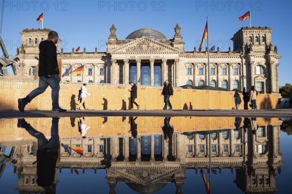 21.10.2023, Berlin, Germany, Europe, People walk past the Reichstag in Berlin's Mitte district on a
