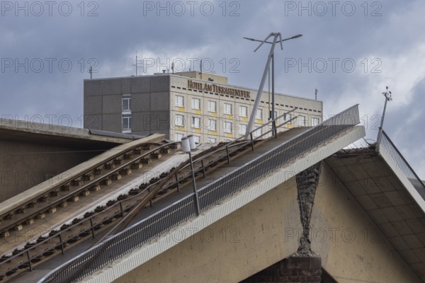 A section of the Carola Bridge has collapsed. Over a length of around 100 metres, the section on