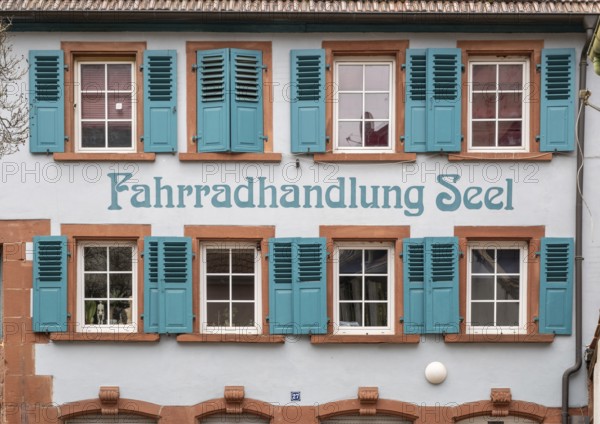 Old house with turquoise shutters and the inscription Fahrradhandlung Seel in the old town centre