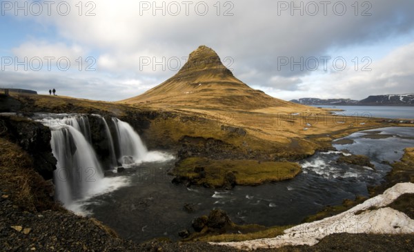 Kirkjufellsfoss waterfalls with the Kirkjufell mountain, at Grundarfjordur, on the Snaefellsnes