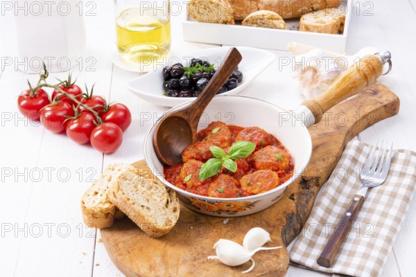 Gebackene Minibällchen in Tomatensauce mit Basilikum