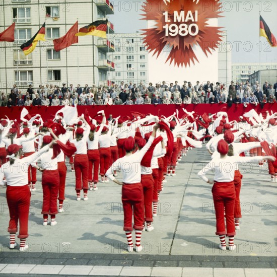 198005010100, East Berlin, 01.05.1980, Karl-Marx-Allee, sportswomen with scarves during a
