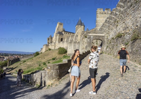 Visitors in in Aude gate, Carcasona, fortified villa, Aude, Languedoc-Rosellón region. French