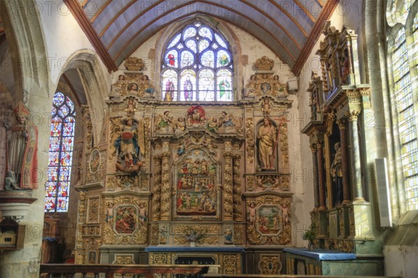 Baroque-style altar in the side aisle, enclosed parish Enclos paroissial, Eglise Notre-Dame de