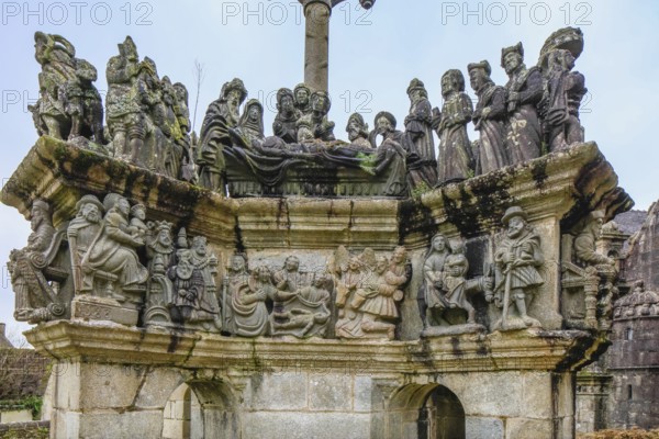 Group of figures Entombment, Calvary, Enclos paroissial, Church Eglise Saint-Miliau, Guimiliau,