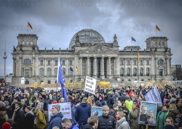 The demonstrators gathered under the heading. Uprising of the decent. We are the firewall!