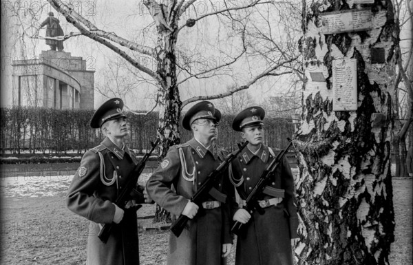 Germany, Berlin, 22.12.1990, Removal of the Soviet guard of honour from the memorial in Tiergarten,