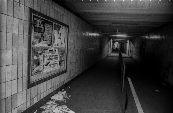 GDR, Berlin, 29 May 1990, Stadtmitte underground station (U6), closed for 28 years: Connecting