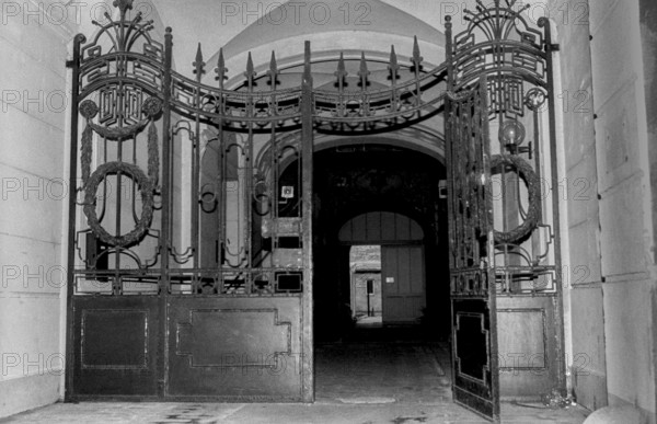 Germany, Berlin, 30 October 1990, Entrance to the Orthodox Jewish Community Adass Yisroel in