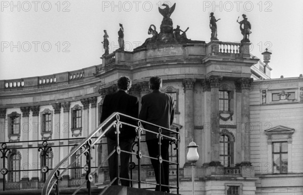 Germany, Berlin, 19 May 1991, two men looking at the chest of drawers, Bebelplatz, Deutsche