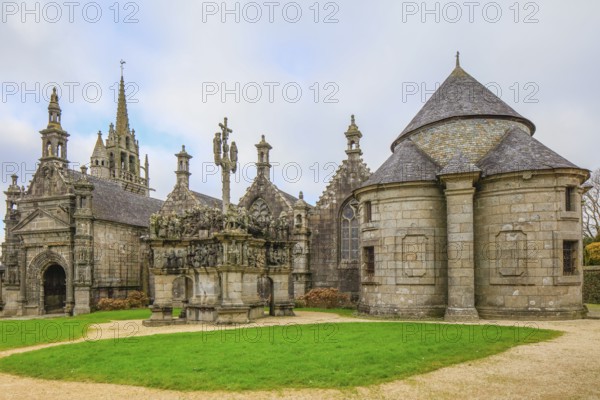 Calvary in front of the church, Enclosed parish Enclos paroissial, Church Eglise Saint-Miliau,