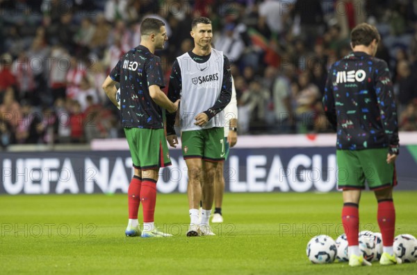 Football match, Cristiano RONALDO CR7 Portugal centre puzzled talking to team mates during