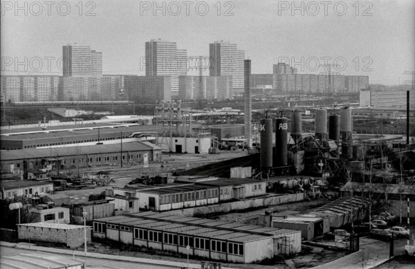 Germany, Berlin, 04.01.1991, Industrial landscape in Marzahn, in the background: skyscrapers