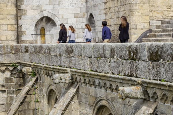 Turistas en la terraza superior, catedral de Évora, Basílica Sé Catedral de Nossa Senhora da