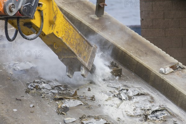 After the collapse of parts of the Carola Bridge, demolition work began on the Old Town side. The