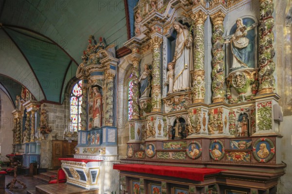 Baroque-style altars in the side aisle, Enclos paroissial enclosure, Eglise Saint-Miliau church,