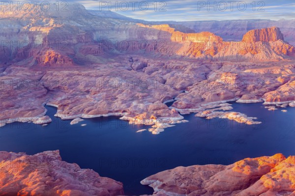 U.S. The coast of Lake Powell is cut by narrow canyons. Grandiose huge lake of artificial origin