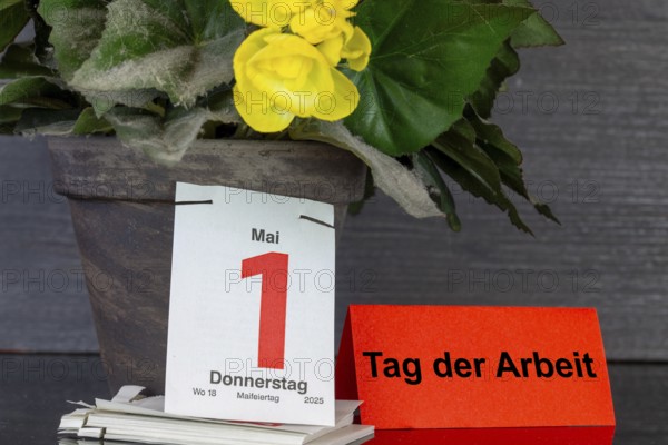 May Day: The page of a tear-off calendar shows the date 1 May, next to it a piece of paper with the