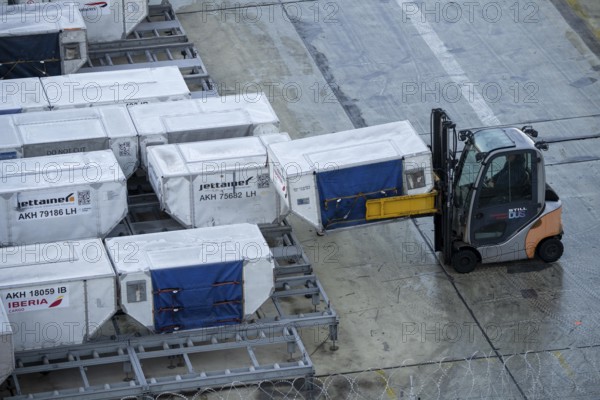 Düsseldorf Airport, Unit Load Devices, ULD, containers for baggage and freight for narrow-body and