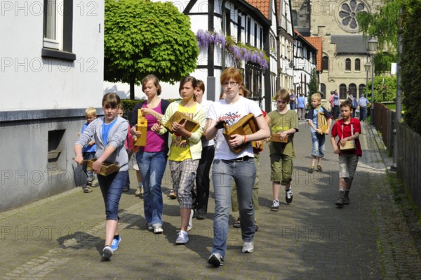 Holy Week, Kartage, replacement for bells, angelus ringing, rattle group, racket group