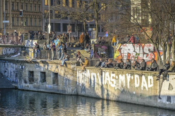 People, Leisure, Winter sun, Paul-Lincke-Ufer, Landwehrkanal, Kreuzberg, Friedrichshain-Kreuzberg,