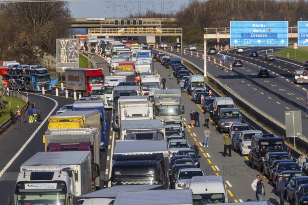A lorry carrying hazardous goods caught fire on the A4 motorway at the Dresdner Tor service station