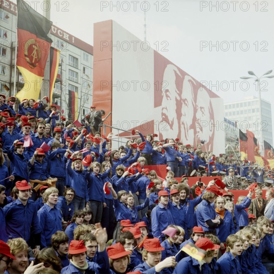 1980050168, East Berlin, 01.05.1980, Karl-Marx-Allee, cheering young members of the Free German