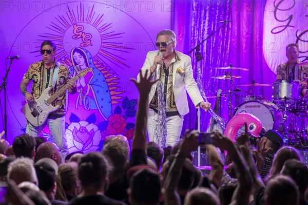 Jake Kiley (guitarist) and Spike Slawson (singer) from Me First and the Gimme Gimmes live at SO36,