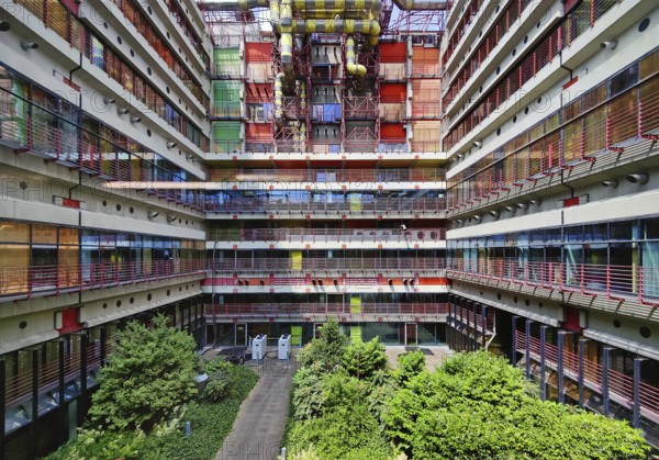 RWTH Aachen University Hospital, inner courtyard, technical modernism, visible building technology