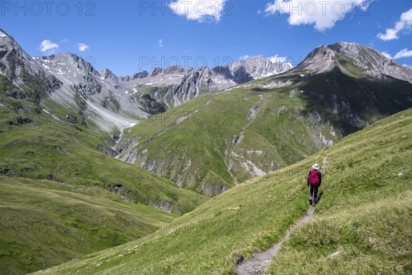 Mountaineer on hiking trail in Dabertal, Lasörling Höhenweg, Lasörling Group, Hohe Tauern National