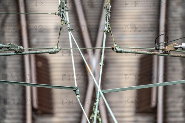 Traction current, overhead line, detail, tensioning of current-carrying lines, insulators, power