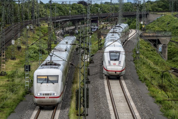 ICE 2, left, ICE 4 train on the line between Bochum and Dortmund, near Dortmund-Marten, multi-lane
