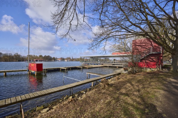 Yacht school Hanover, Maschsee, lake, jetties, jetty, bare wintry trees, shore, blue sky, cumulus