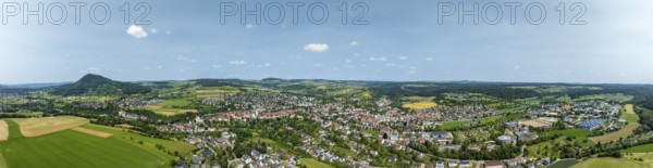 Luftbild, Panorama von der Stadt Engen im Hegau, am Horizont der Hegauvulkan Hohenhewen, Landkreis