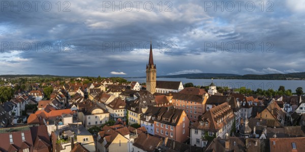 Luftbild, Panorama von der Stadt Radolfzell am Bodensee mit dem Radolfzeller Münster von der