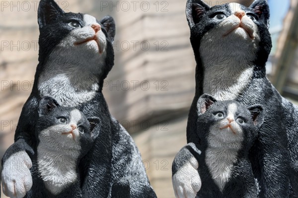 Artificial cats with kittens, as garden decoration in a garden centre, Allgäu, Bavaria, Germany,