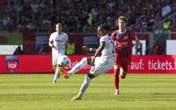 Football match, Junior ADAMU SC Freiburg left with pass to the left, Paul WANNER 1.FC Heidenheim