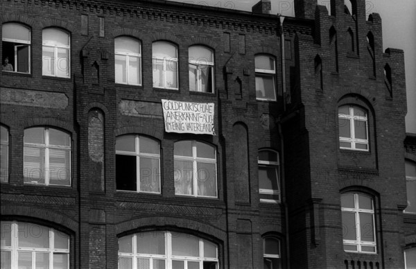 GDR, Berlin, 01.06.1990, protest banner, gold dot shoes, recognised also in united fatherland?,